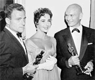 Todd with his wife Elizabeth Taylor, holding the oscar for best picture.